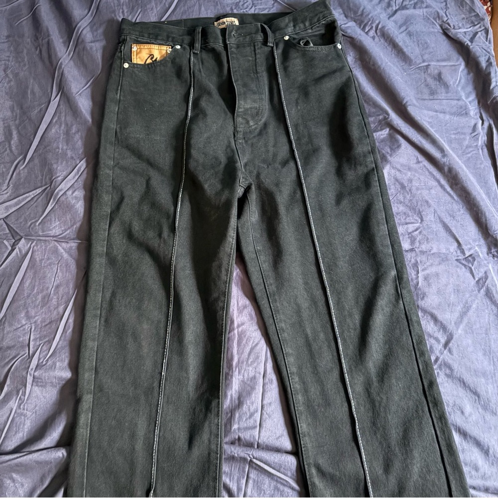Black Relaxed Fit Jeans with Classic Style